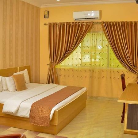 Fawzy Hotel Ibadan Buitenkant foto
