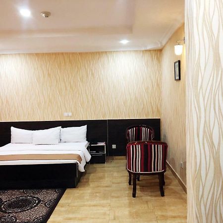 Fawzy Hotel Ibadan Buitenkant foto