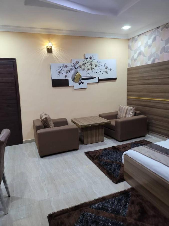 Fawzy Hotel Ibadan Buitenkant foto
