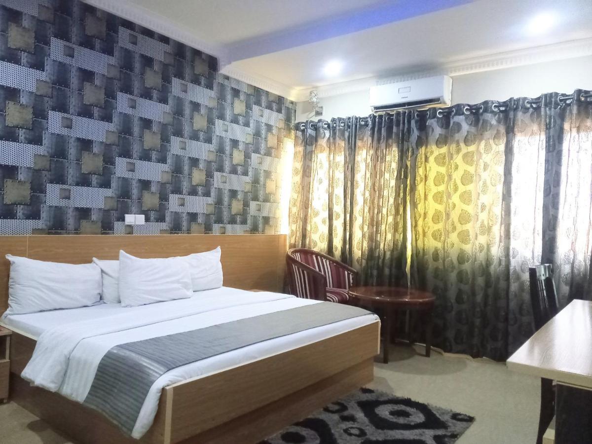 Fawzy Hotel Ibadan Buitenkant foto