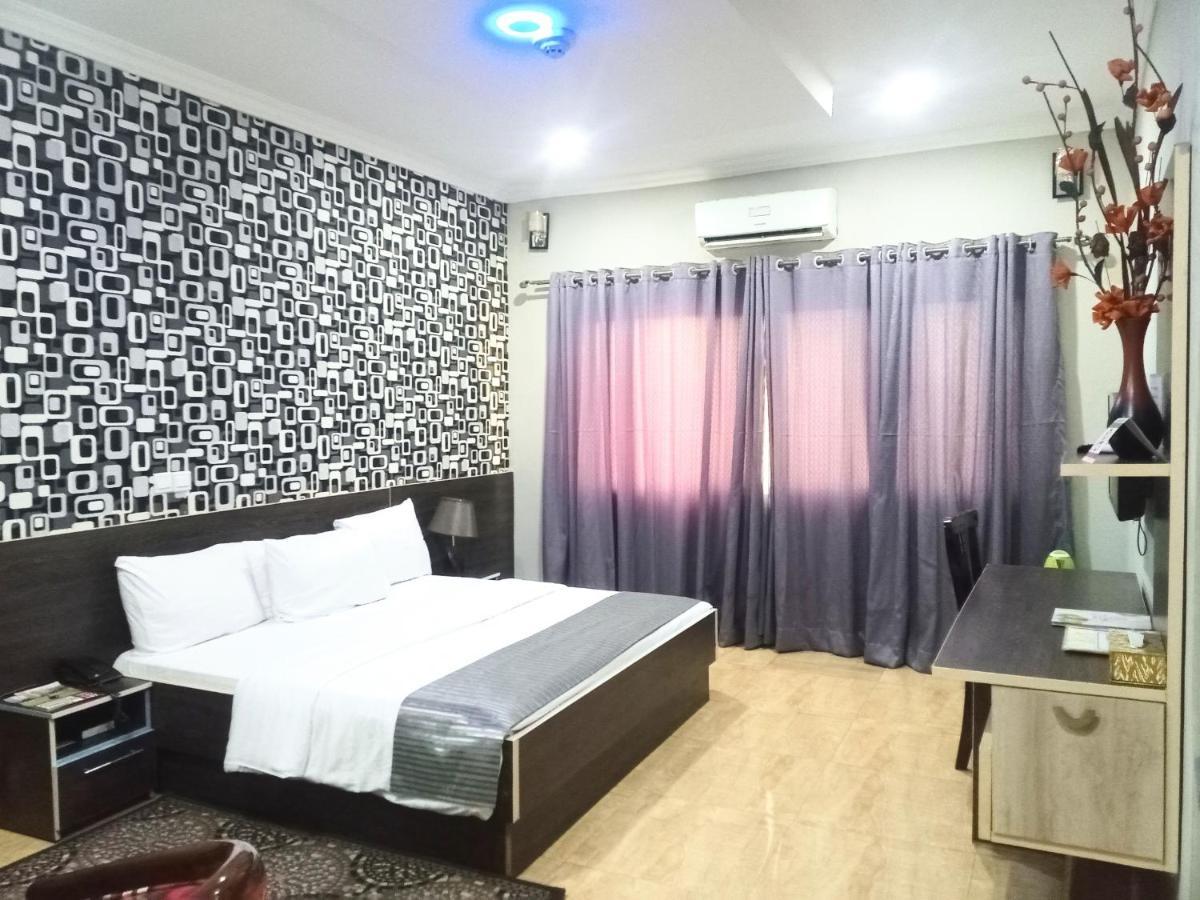 Fawzy Hotel Ibadan Buitenkant foto