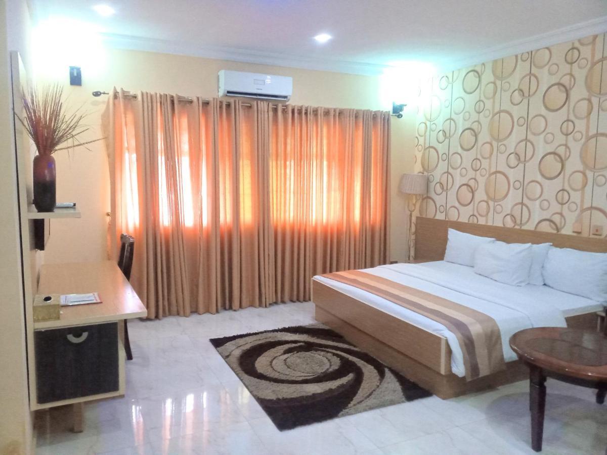 Fawzy Hotel Ibadan Buitenkant foto