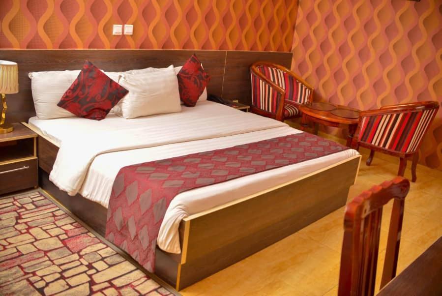 Fawzy Hotel Ibadan Buitenkant foto