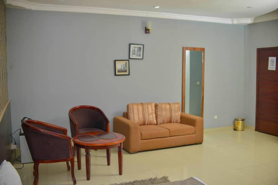 Fawzy Hotel Ibadan Buitenkant foto