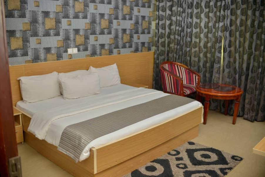 Fawzy Hotel Ibadan Buitenkant foto