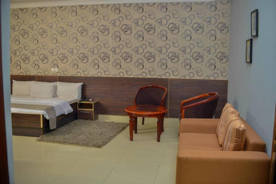 Fawzy Hotel Ibadan Buitenkant foto