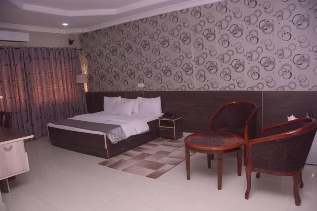 Fawzy Hotel Ibadan Buitenkant foto