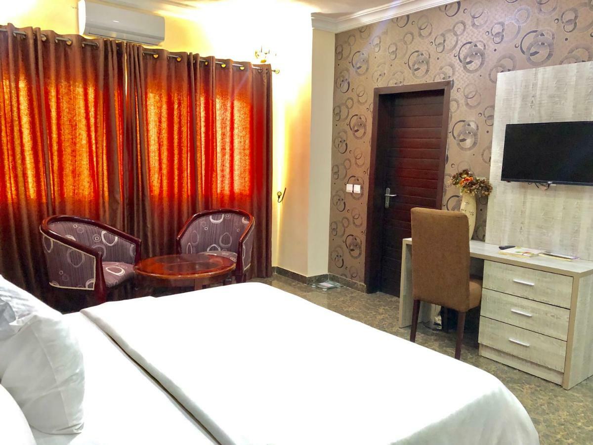 Fawzy Hotel Ibadan Buitenkant foto