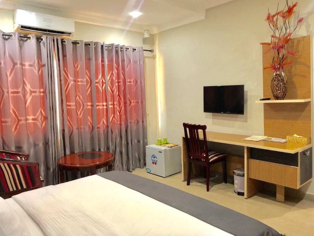 Fawzy Hotel Ibadan Buitenkant foto